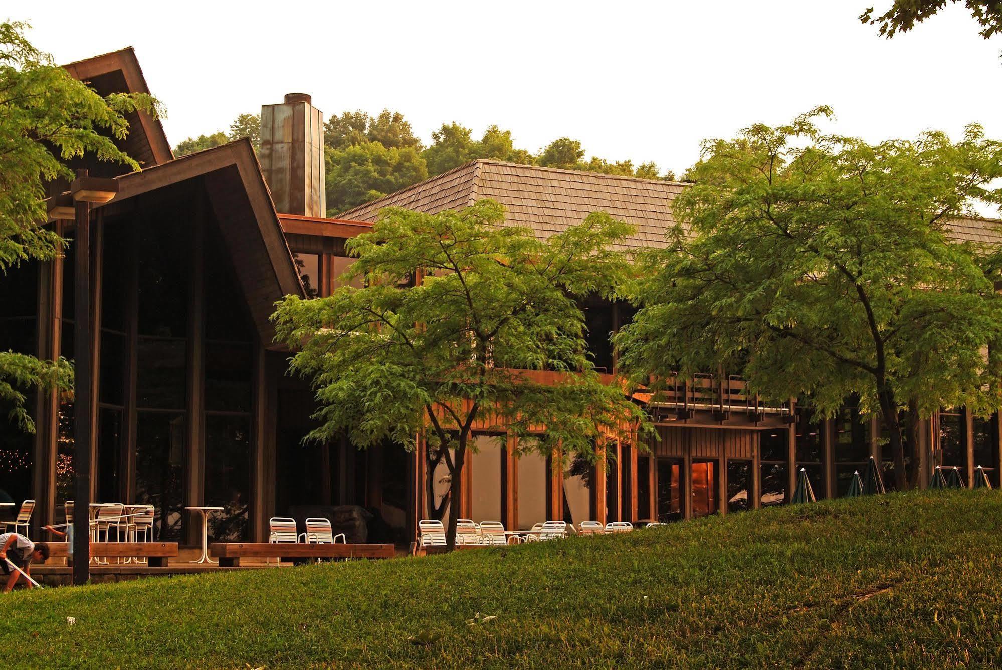 Mohican Lodge And Conference Center Perrysville Bagian luar foto