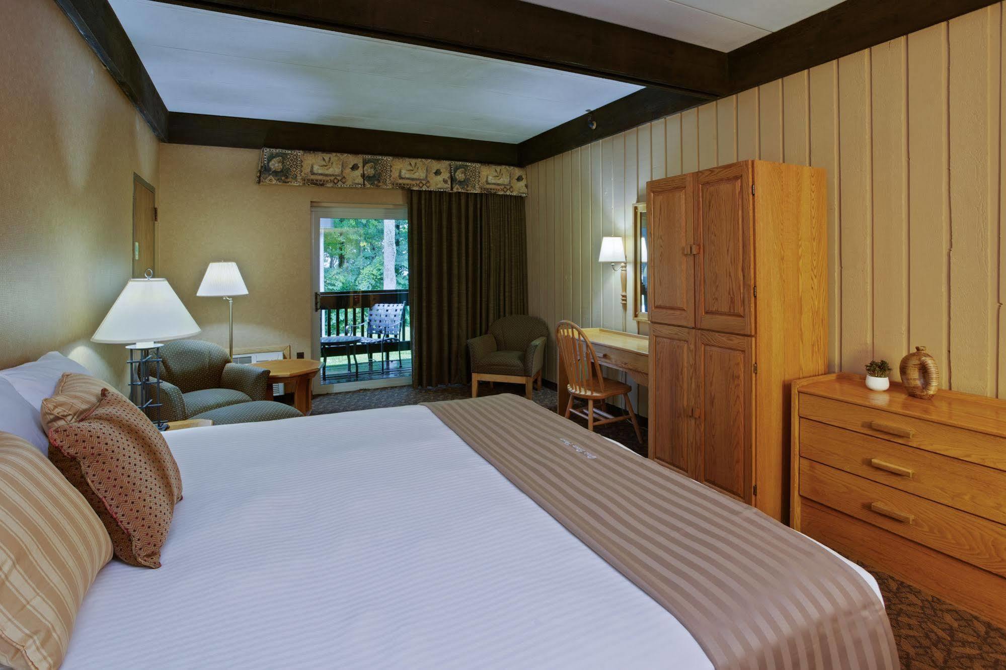 Mohican Lodge And Conference Center Perrysville Bagian luar foto
