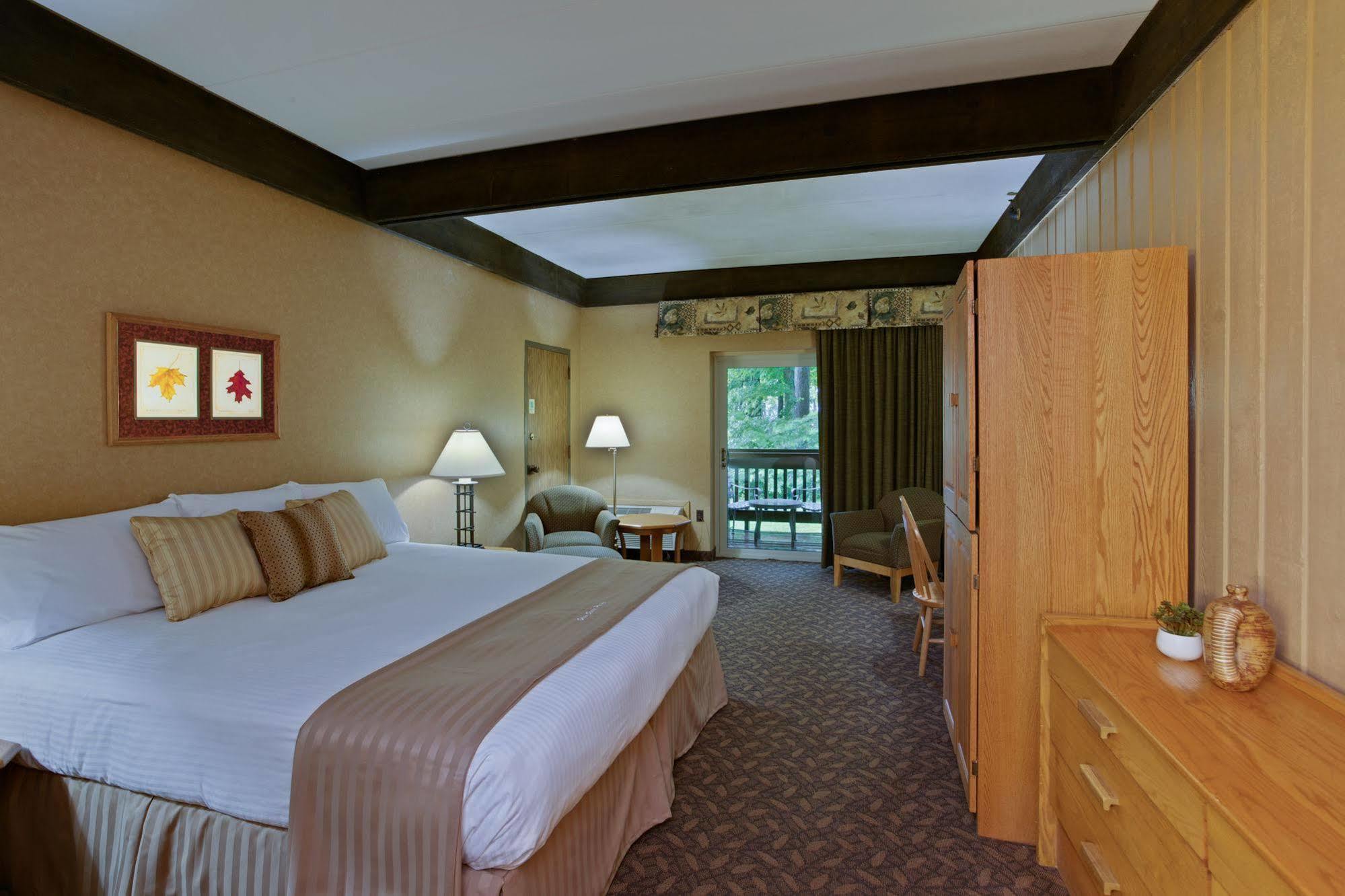 Mohican Lodge And Conference Center Perrysville Bagian luar foto