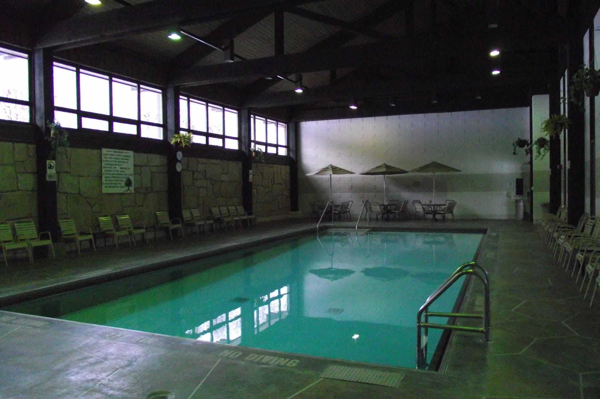 Mohican Lodge And Conference Center Perrysville Bagian luar foto